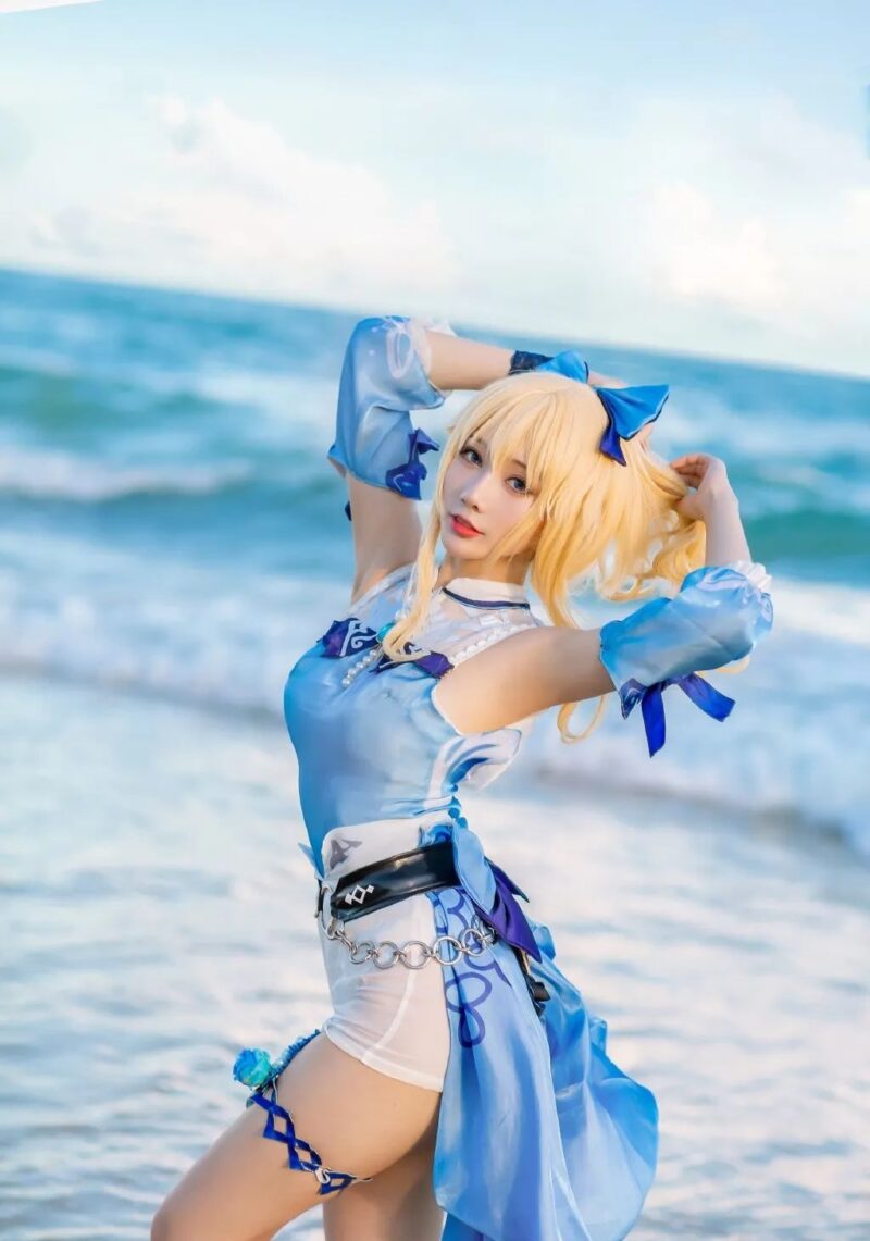 如月灰蓝色竞泳，展示一场Cosplay的视觉盛宴